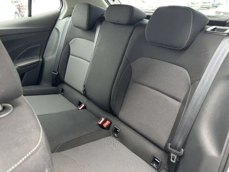 Vue intérieure des sièges arrière en tissu gris foncé de la Skoda Fabia 2024, avec ceintures et appuie-têtes intégrés.