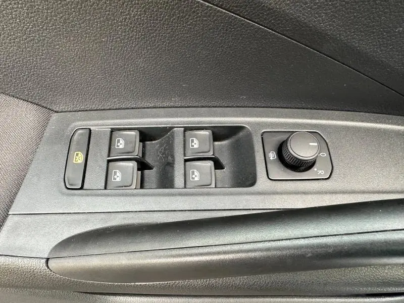 Commandes des vitres électriques et réglage des rétroviseurs côté conducteur d'une Skoda Fabia bleu 2024