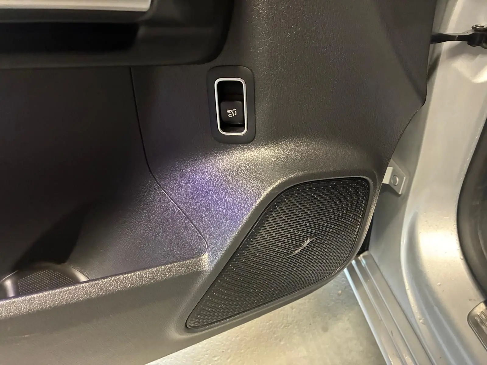 Gros plan sur la porte avant droite grise d'une Mercedes Classe B 200D Progressive Line, avec haut-parleur intégré.