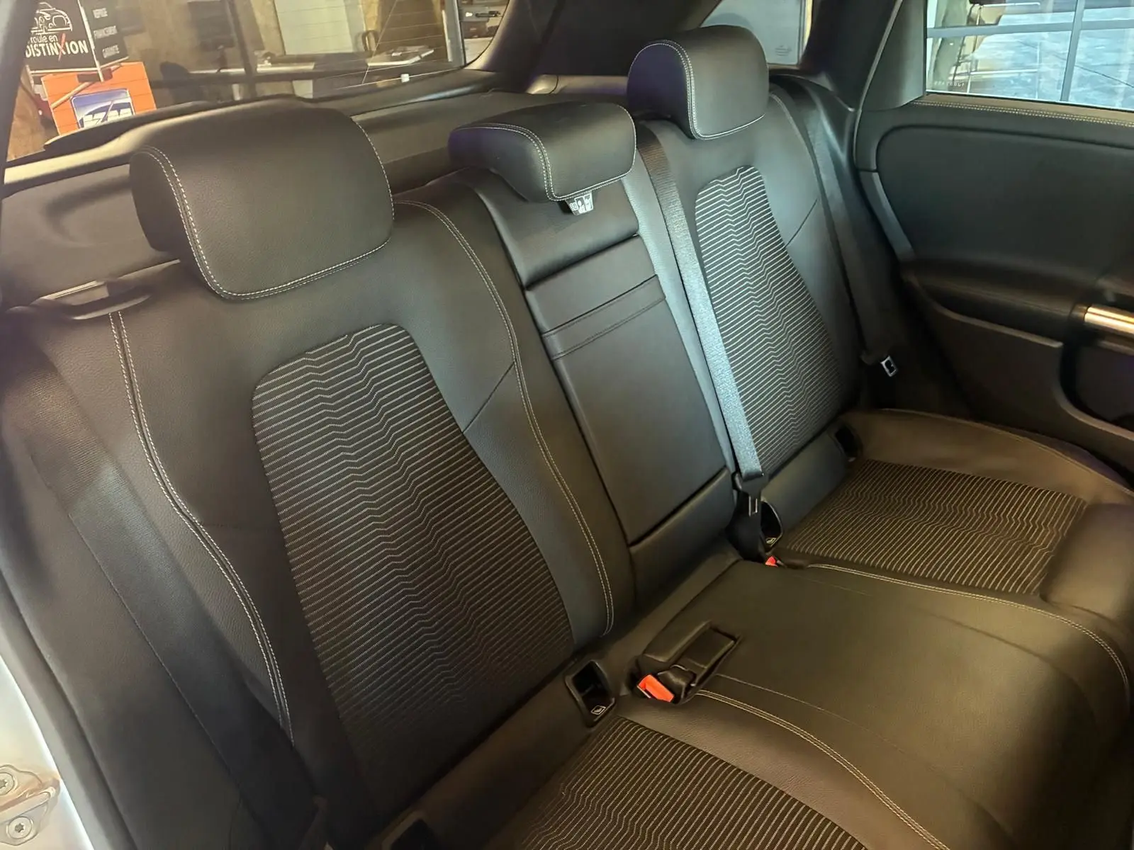 Vue intérieure des sièges arrière gris noir en tissu de la Mercedes Classe B 200D Progressive Line de 2019.