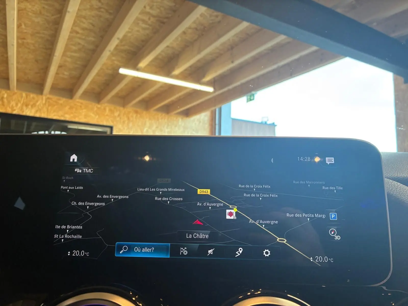 Vue intérieure du tableau de bord de la Mercedes Classe B 200D Progressive Line 2019, affichage GPS couleur gris noir.