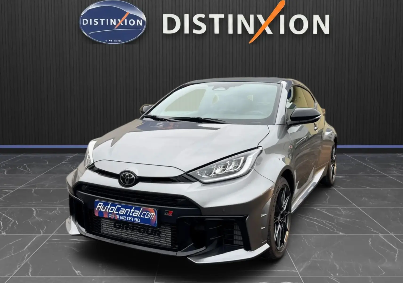 Toyota Yaris GR Pack Techno gris platine vue 3/4 avant avec jantes BBS forgées et toit carbone visible.