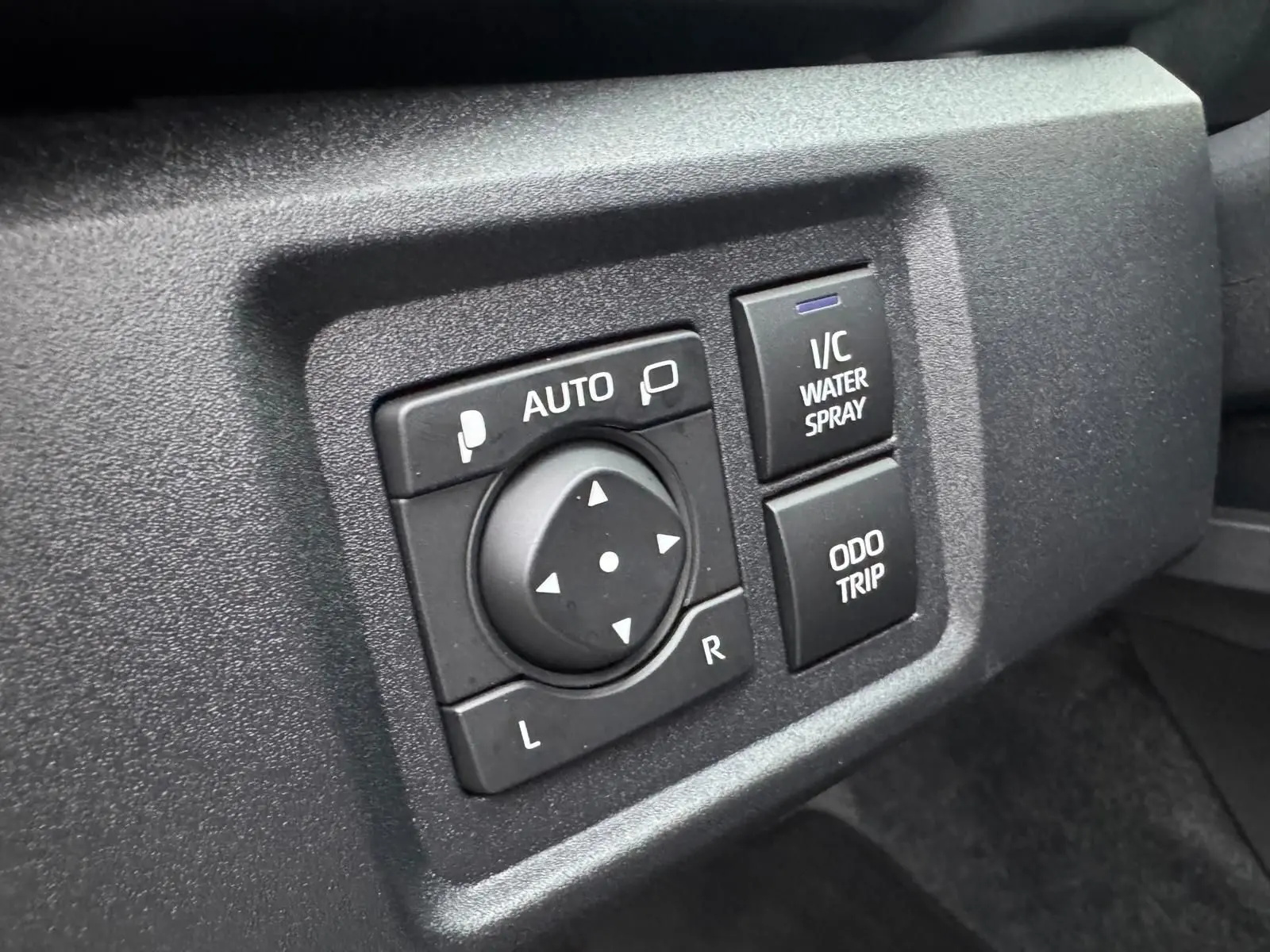 Détail des commandes de réglage des rétroviseurs et fonctions du tableau de bord d'une Toyota Yaris GR Pack Techno.