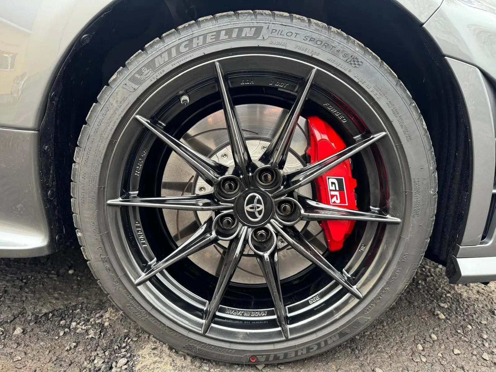Gros plan sur la jante BBS noire et le frein rouge GR d'une Toyota Yaris GR Pack Techno gris platine.