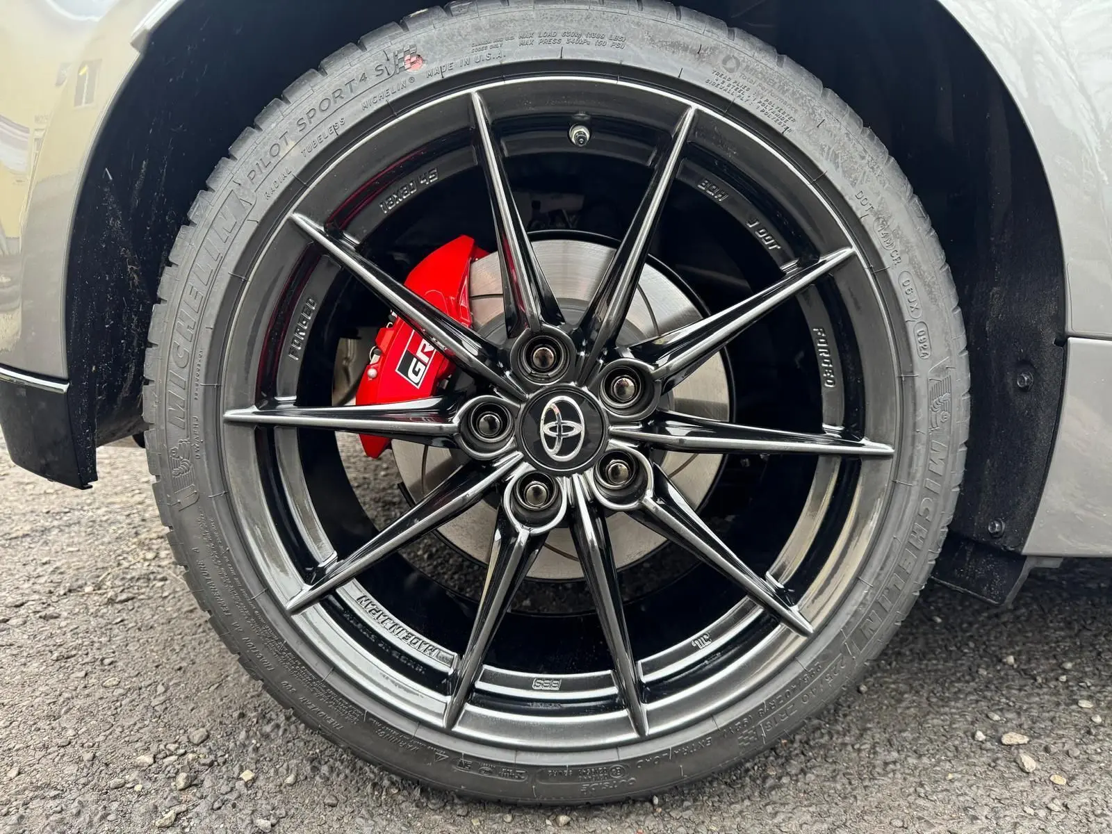 Gros plan sur la jante BBS forgée noire et l'étrier de frein rouge GR de la Toyota Yaris Gris Platine côté arrière.