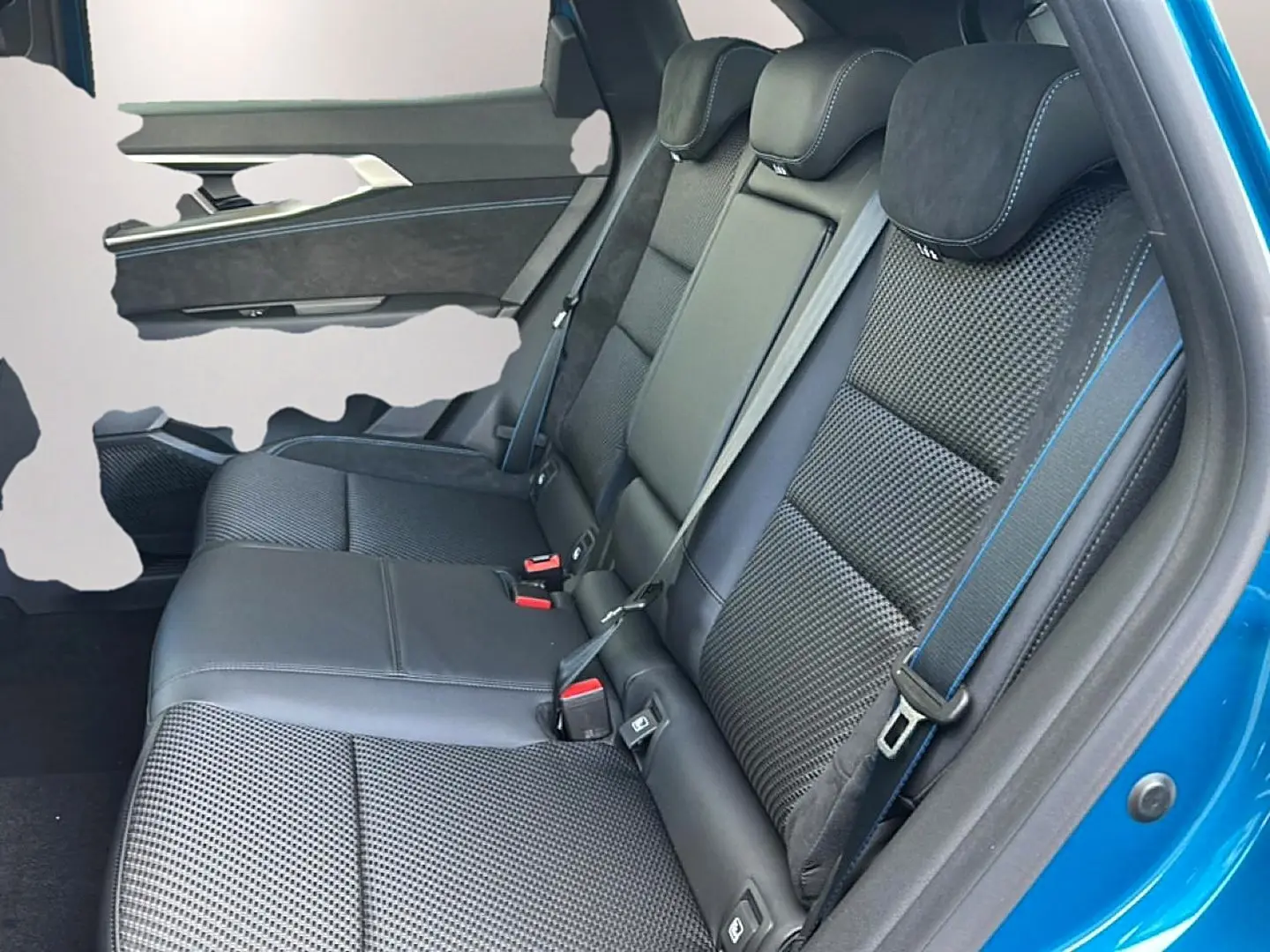 Vue latérale droite de la banquette arrière en tissu carbone et alcantara avec surpiqûres bleues du Renault Austral bleu outremer.