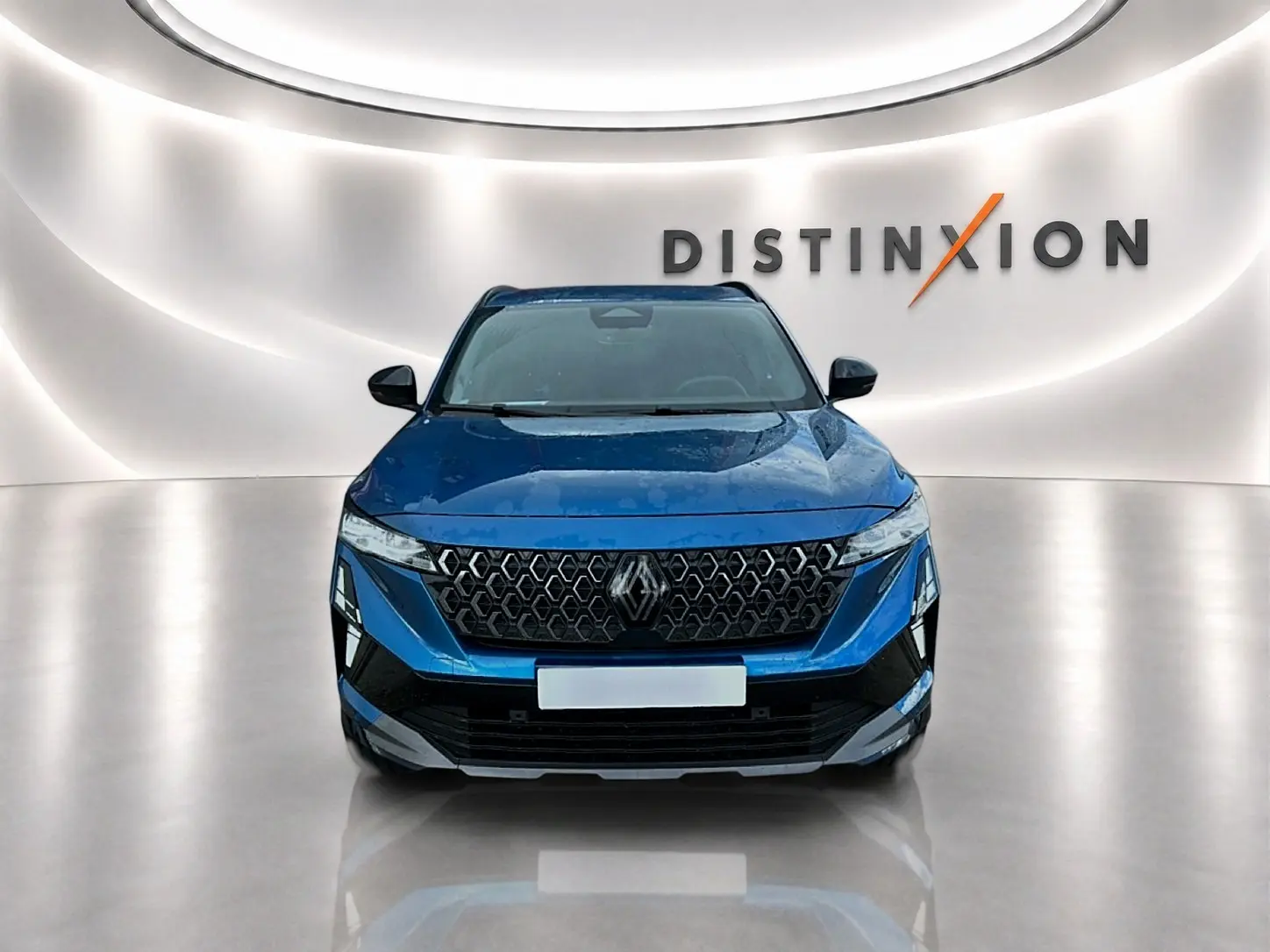 Vue avant d'un Renault Austral 2026 bleu outremer avec calandre noire et logo Renault centré, dans un studio lumineux.