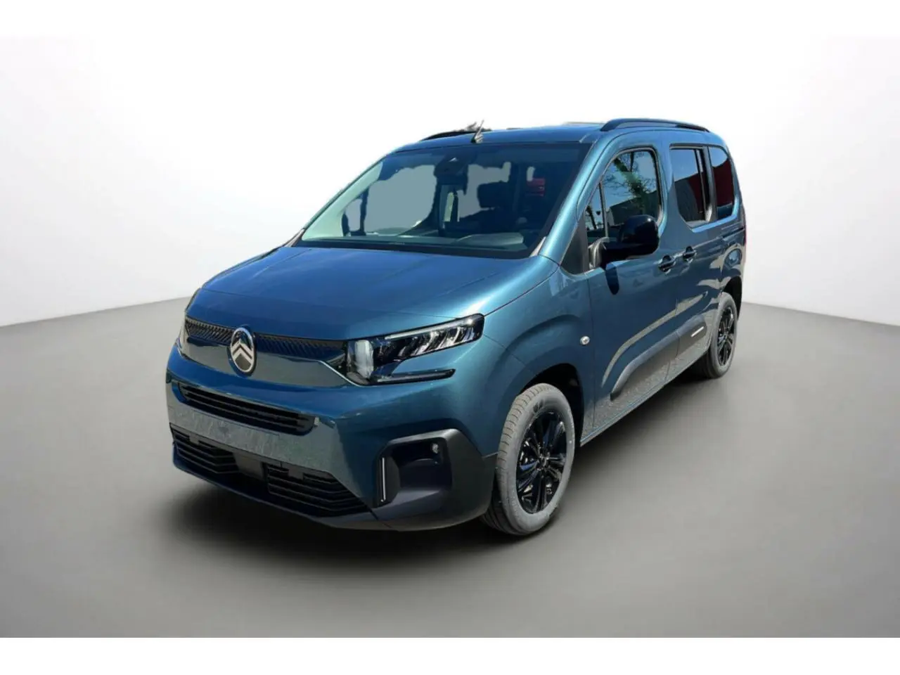 Citroën Berlingo bleu métallisé vu en 3/4 avant droit, avec jantes alliage noires et calandre moderne.