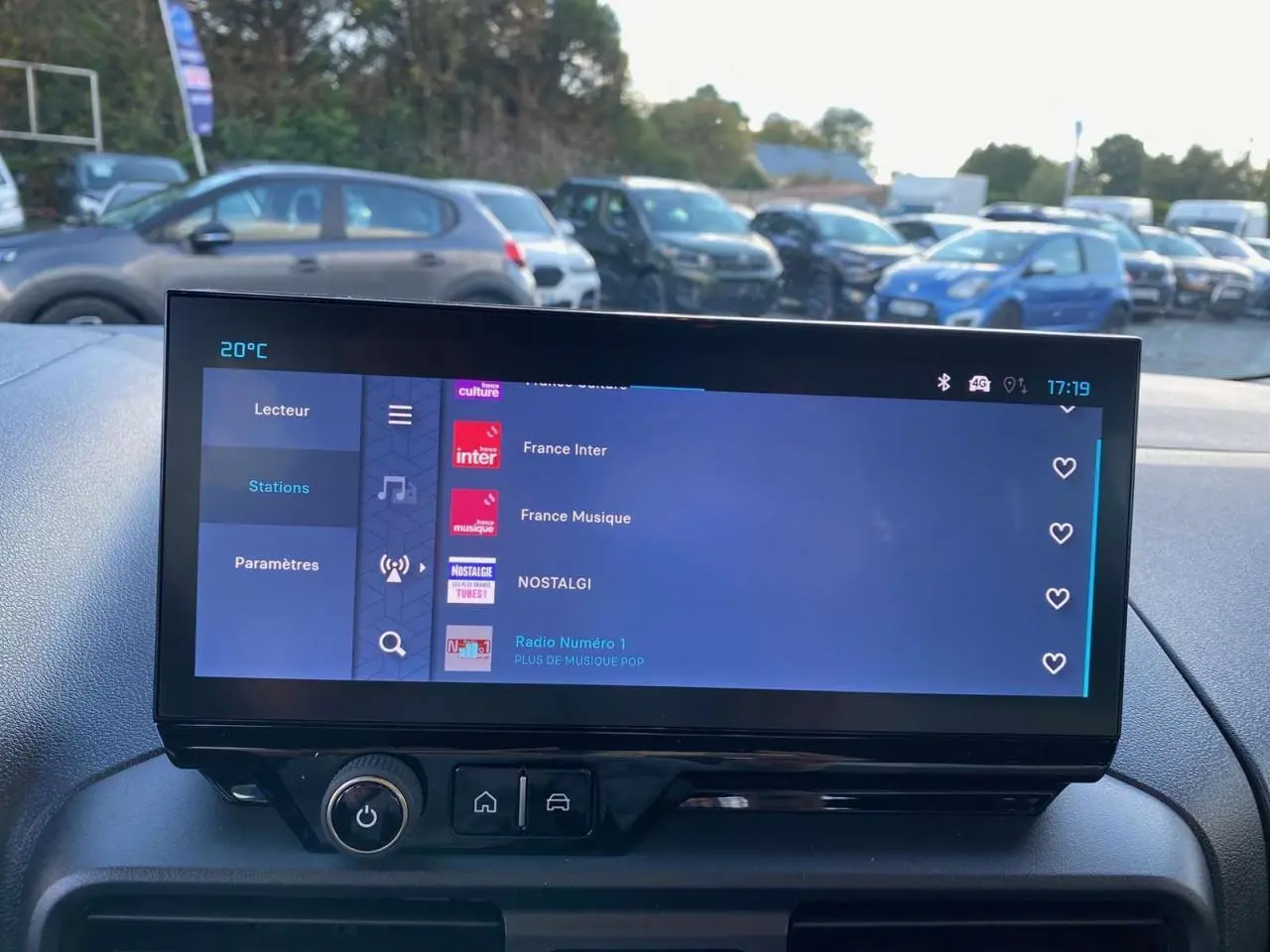 Écran tactile 10 pouces affichant les stations radio dans l'habitacle d'un Citroën Berlingo bleu 2025.