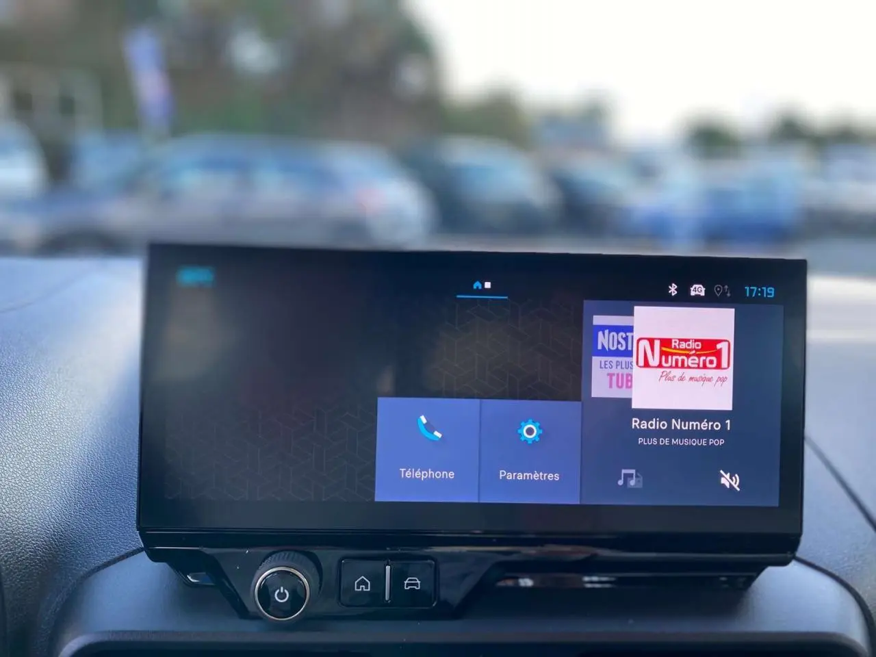 Écran tactile 10 pouces du tableau de bord du Citroën Berlingo 2025 affichant la radio numérique et les options téléphone et paramètres.