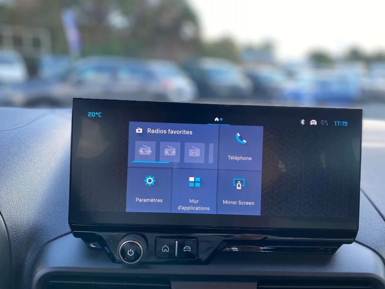 Écran tactile central 10 pouces du Citroën Berlingo bleu 2025 affichant menu radio et Mirror Screen.