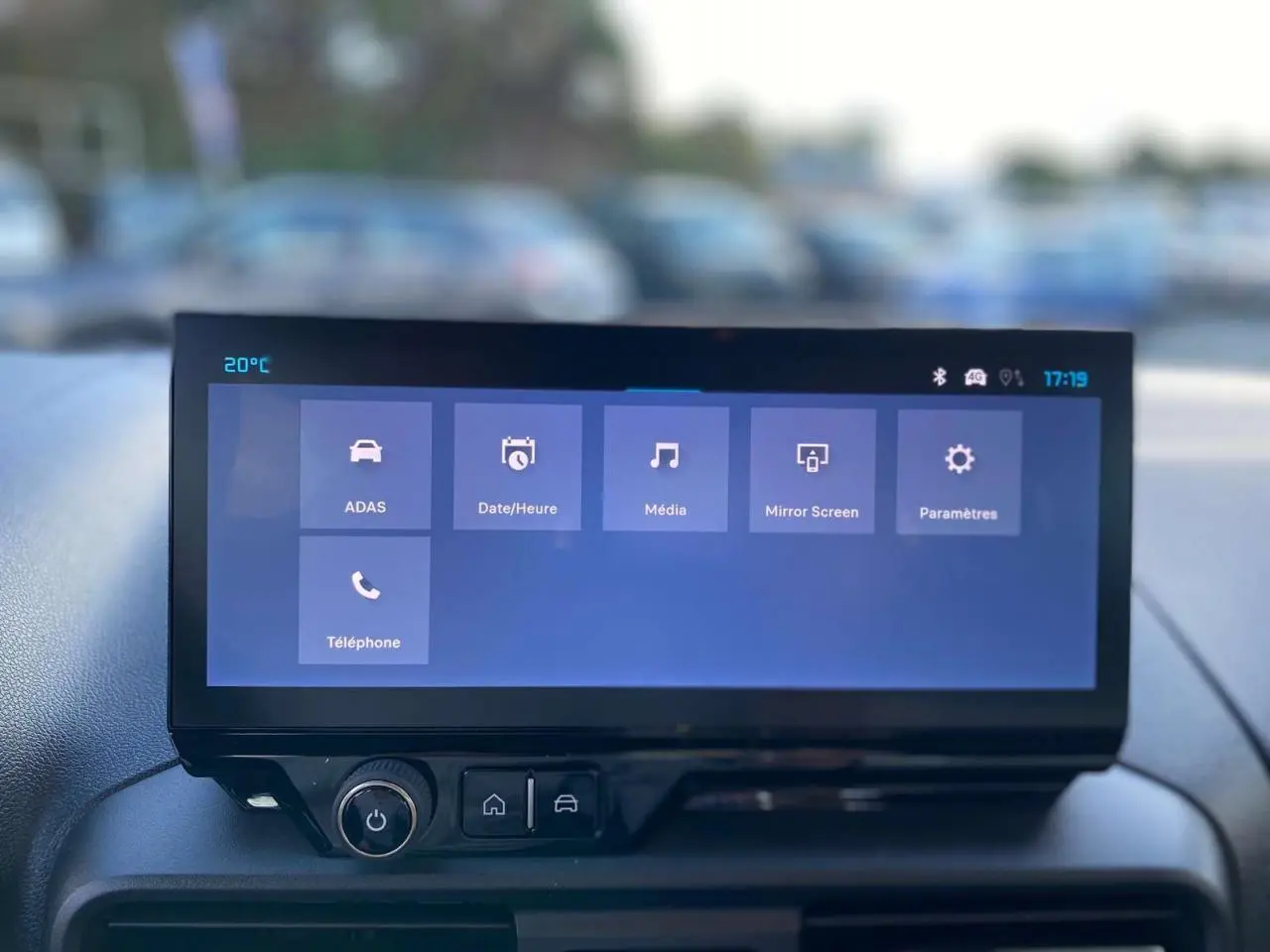 Écran tactile 10 pouces du tableau de bord du Citroën Berlingo 2025, affichant les menus multimédia et paramètres.