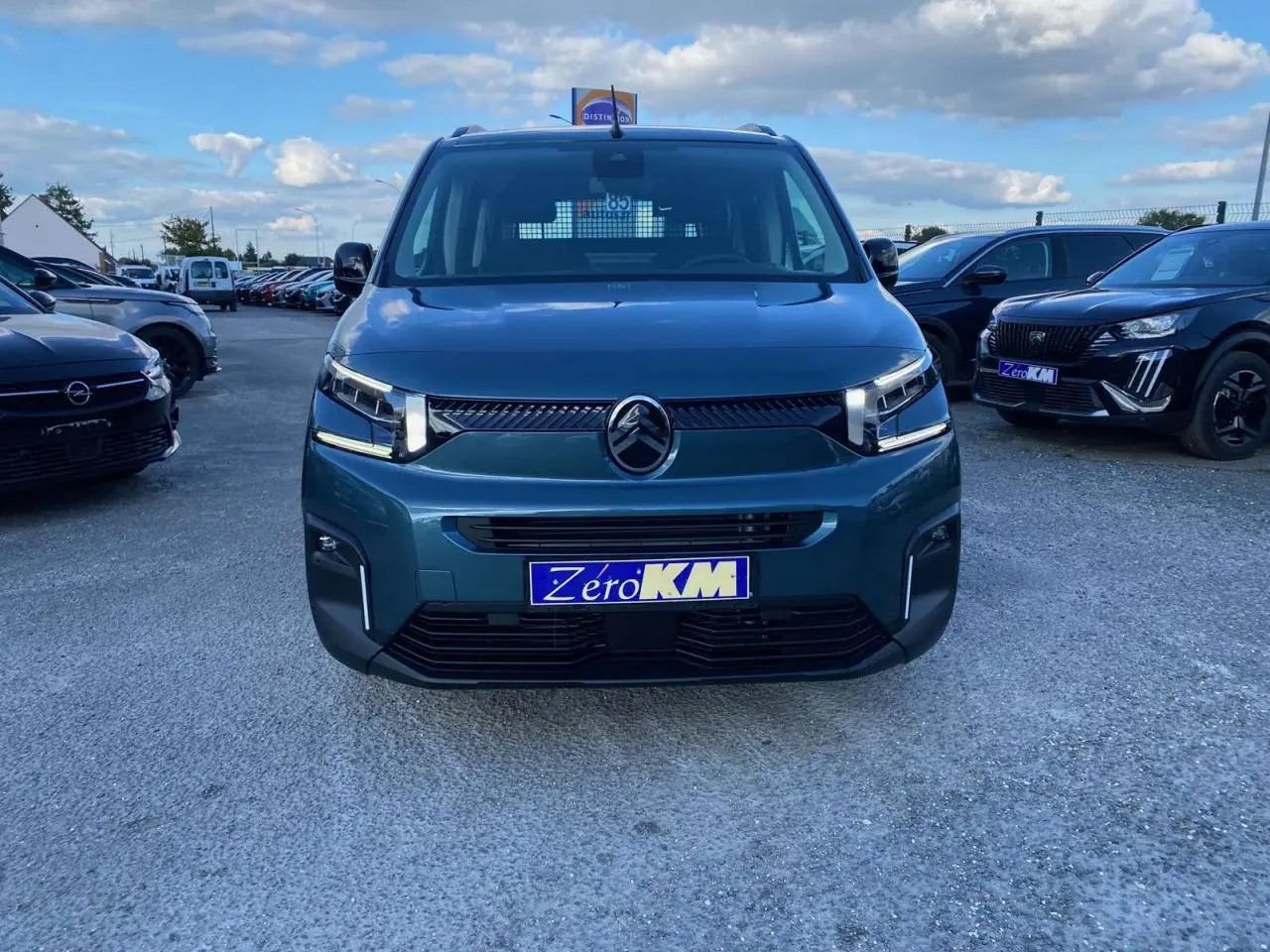 Vue avant d'un Citroën Berlingo bleu métallisé 2025 avec calandre moderne et plaque Zero KM visible.