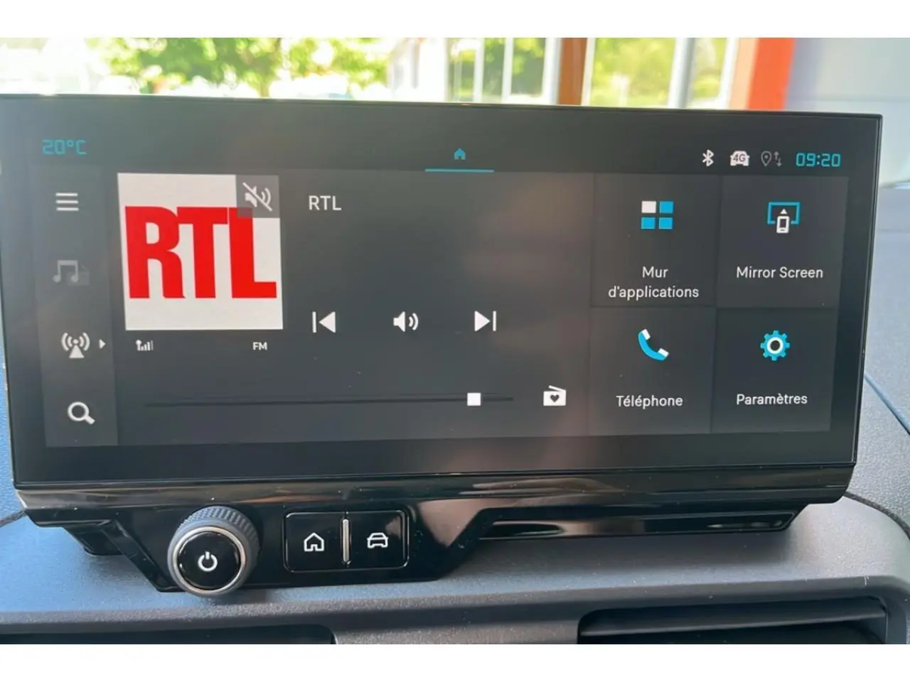 Écran tactile 10 pouces du tableau de bord du Citroën Berlingo 2025 affichant la radio RTL et les options connectées.