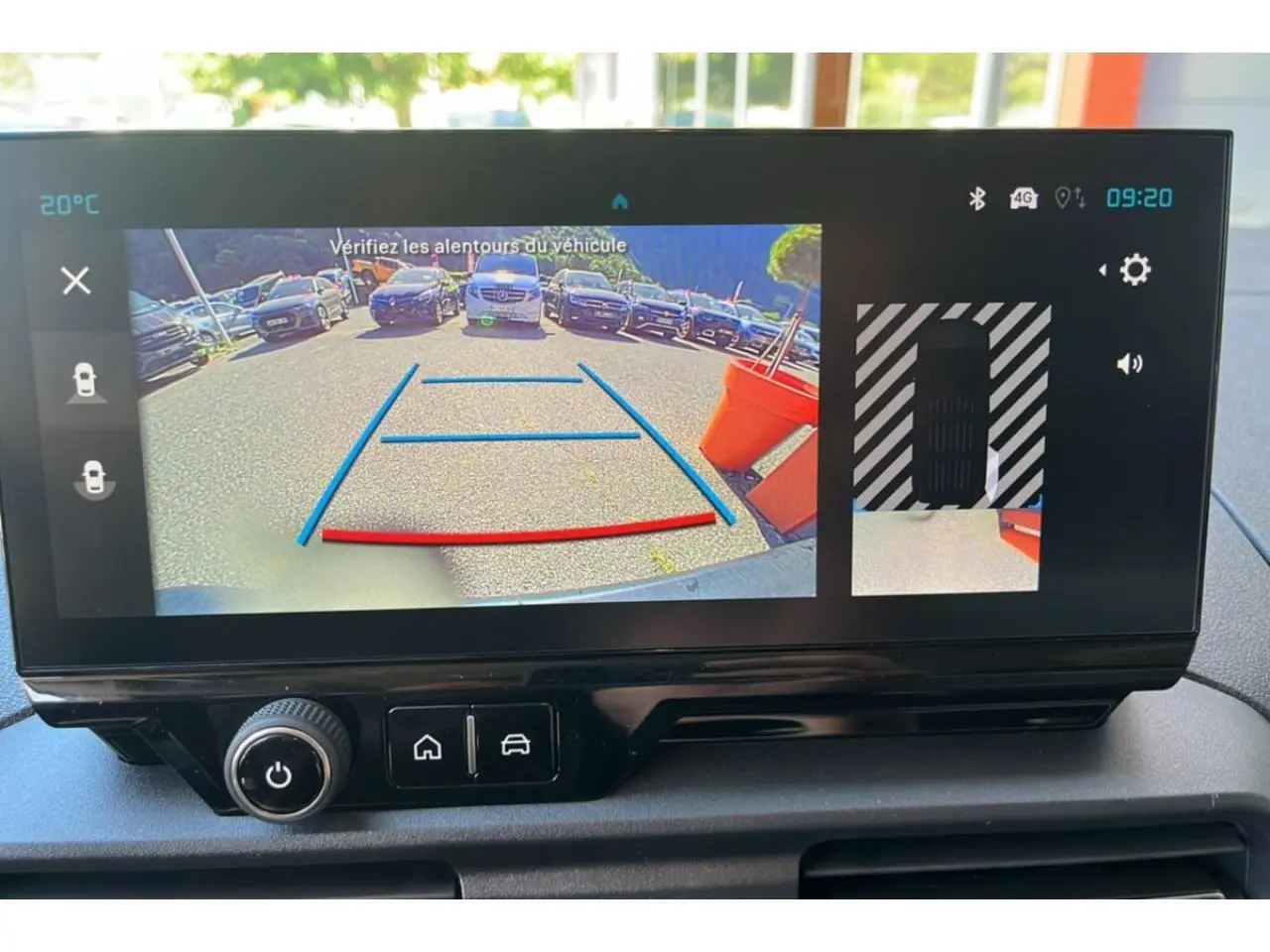 Écran tactile du Citroën Berlingo 2025 montrant la caméra de recul avec lignes de guidage en bleu et rouge.