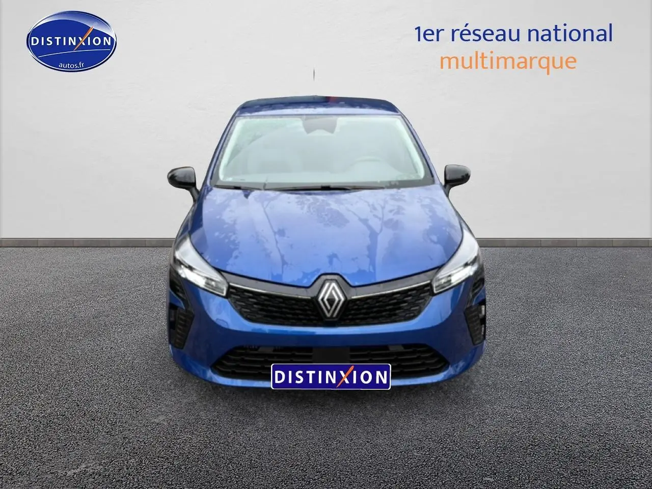 Renault Clio V bleu iron vue de face, mettant en valeur sa calandre noire et ses phares LED fins.