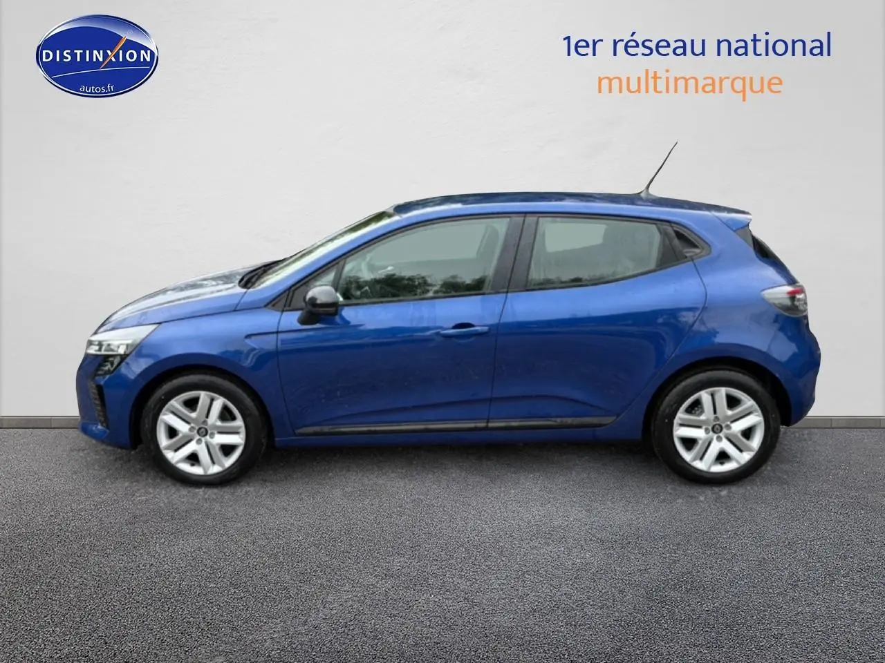 Profil droit de la Renault Clio V bleu iron 2026 avec jantes alliage et poignées ton carrosserie visibles.