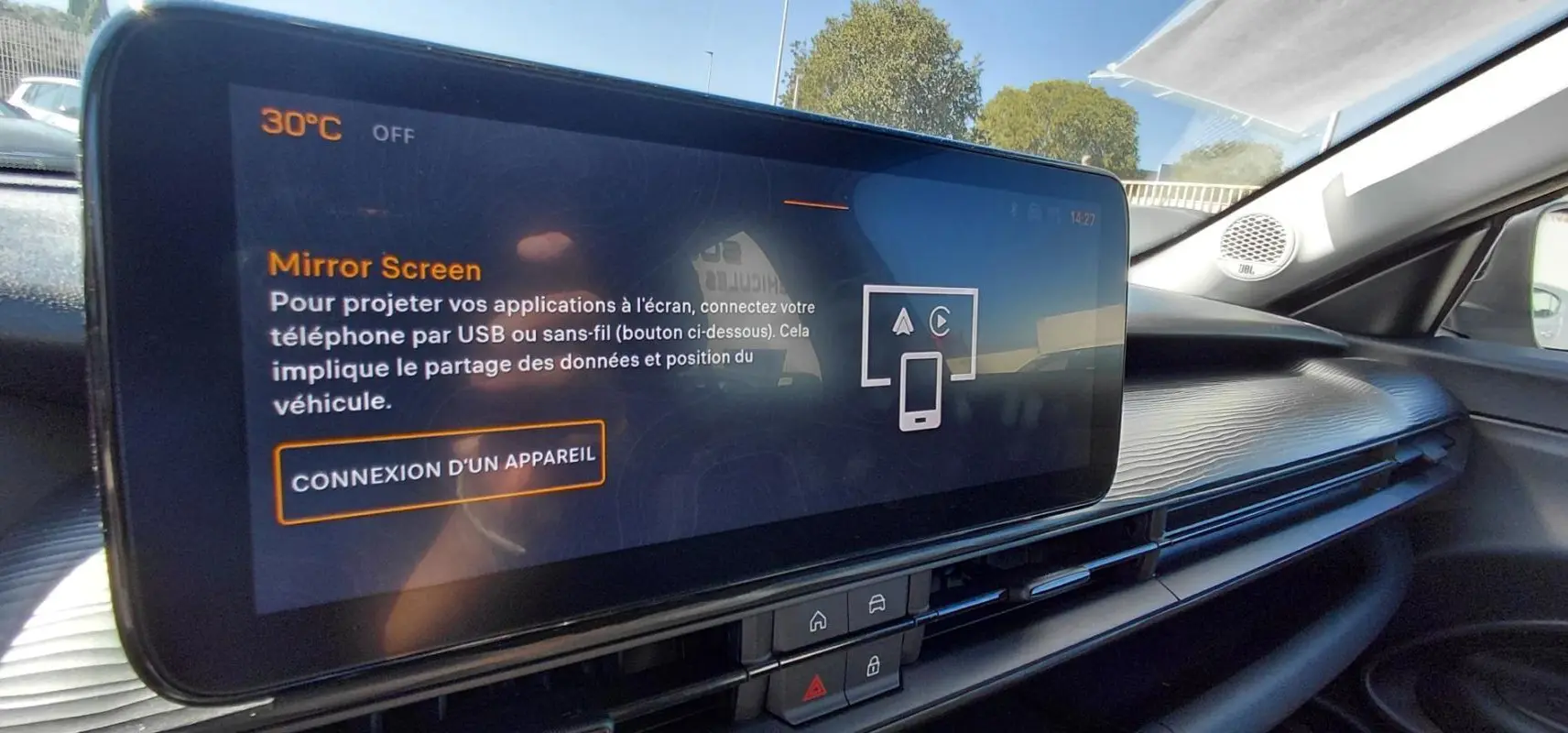 Écran tactile central du tableau de bord du Jeep Avenger 2025, avec haut-parleur JBL visible côté droit.
