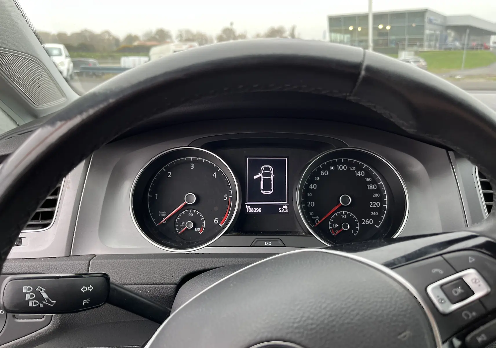 Vue depuis le siège conducteur du tableau de bord d'une Volkswagen Golf 7 argent, affichage numérique au centre.