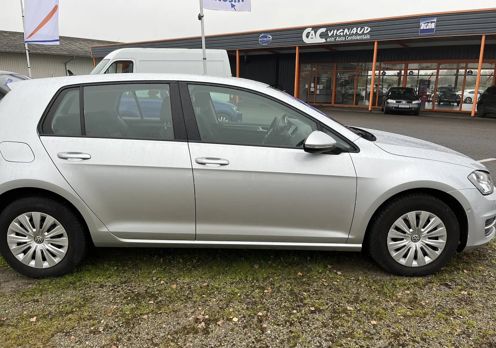 Profil côté gauche d'une Volkswagen Golf 7 argentée de 2017, avec jantes standard et vitres légèrement teintées.