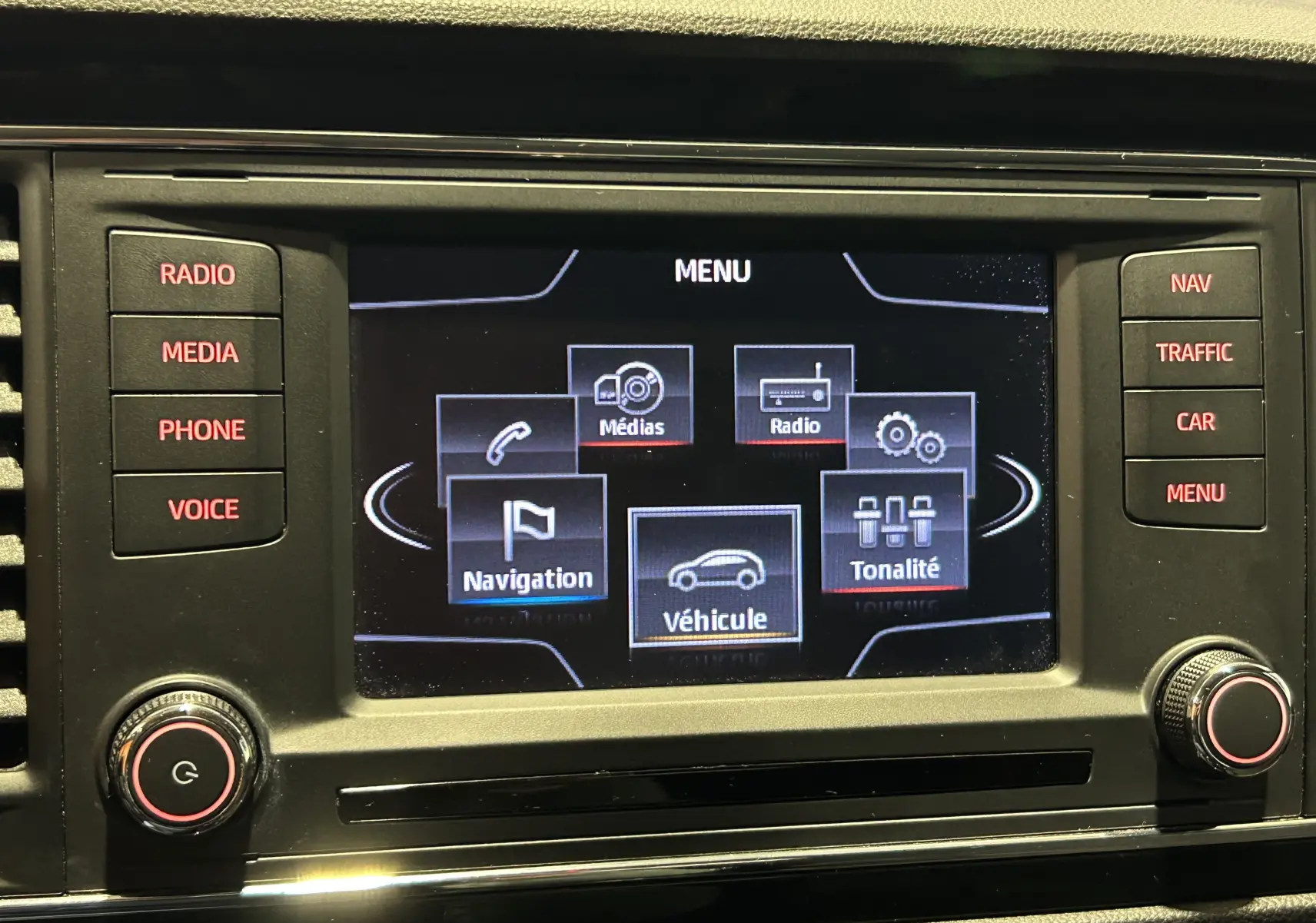 Écran central du système multimédia de la SEAT LEON 2014 avec menu affichant navigation, médias et réglages audio.