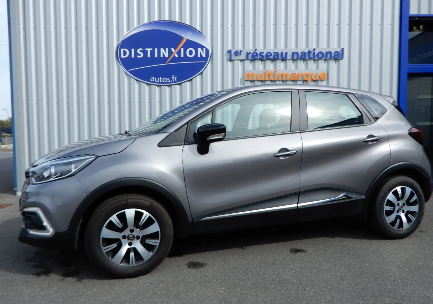 Profil côté gauche du Renault Captur TCE 90 Business gris Cassiopée, avec jantes alliage et rétroviseurs noirs.