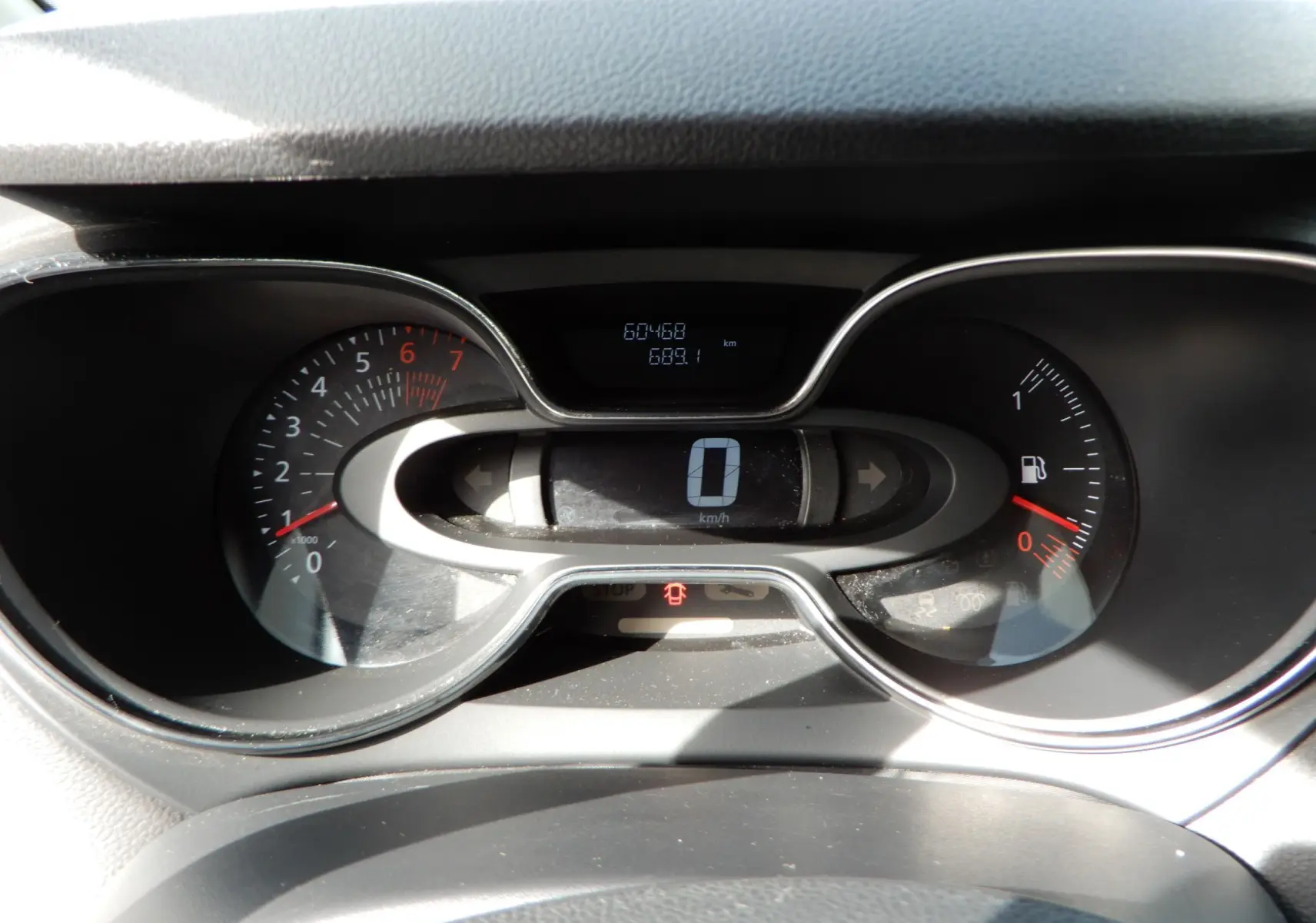 Vue rapprochée du tableau de bord numérique du Renault Captur gris cassiopée, affichant la vitesse à zéro km/h.