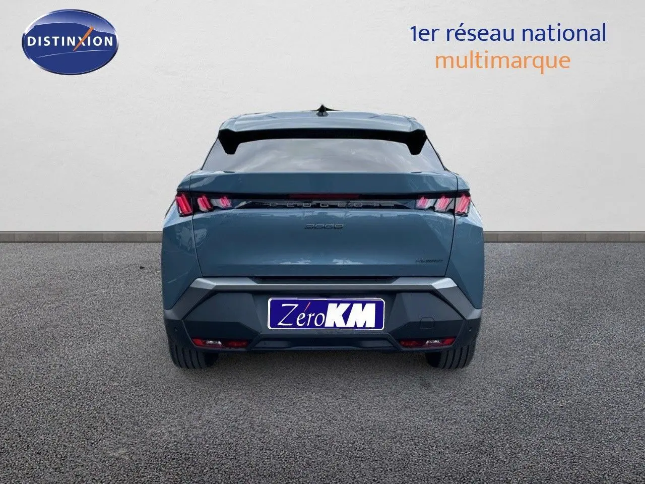 Vue arrière d'un Peugeot 3008 Hybrid 136ch Allure bleu Ingaro Métal avec feux LED et plaque Zero KM visible.
