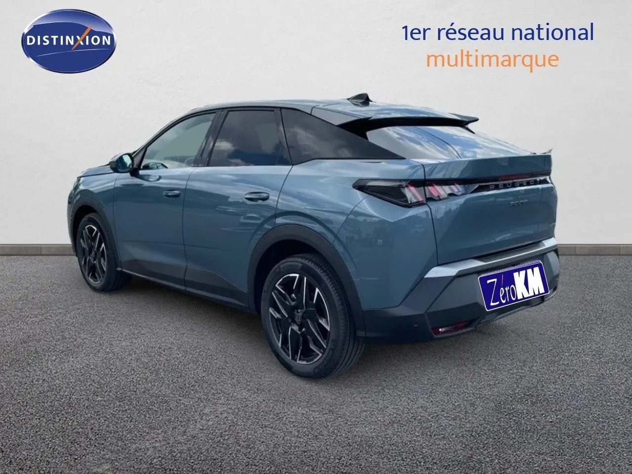 Peugeot 3008 Hybrid bleu Ingara Metal vu en 3/4 arrière droit avec jantes noires et toit noir contrasté.