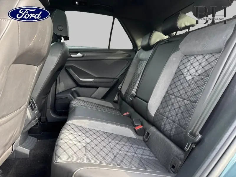 Vue intérieure côté droit des sièges arrière en tissu gris à motifs géométriques dans un Volkswagen T-Roc bleu pétrole métallisé 2022.