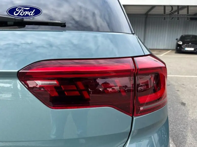 Gros plan sur le feu arrière droit bleu pétrole métallisé du Volkswagen T-Roc 1.5 TSI EVO 2022 finition R-Line.