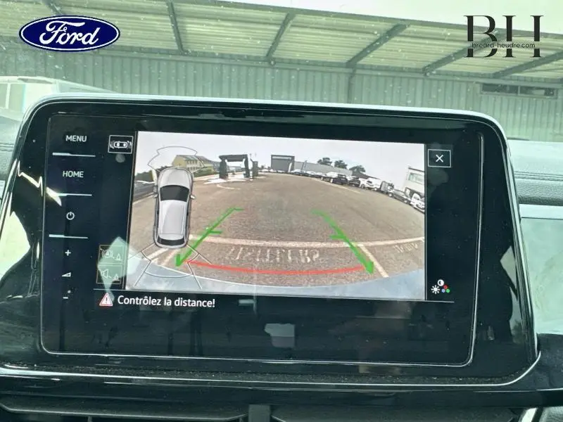 Écran tactile intérieur montrant la caméra de recul du Volkswagen T-Roc 1.5 TSI bleu pétrole, vue arrière.