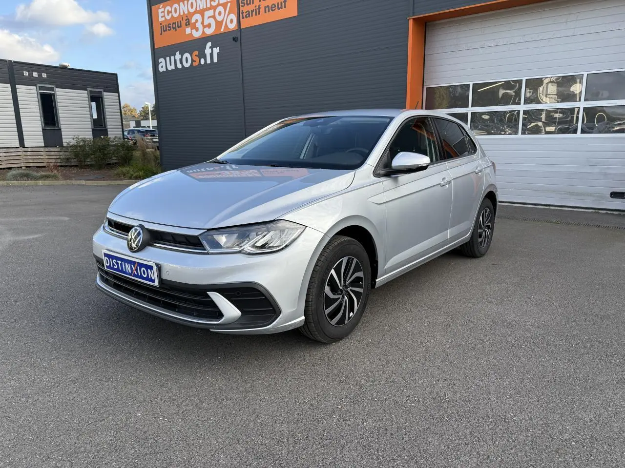 Volkswagen Polo 1.0 TSI 95 VW Edition gris reflet argent vue 3/4 avant avec jantes alliage et calandre noire.