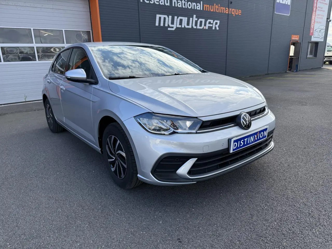 Volkswagen Polo 1.0 TSI gris Reflet Argent vue 3/4 avant avec jantes alliage et calandre noire brillante.