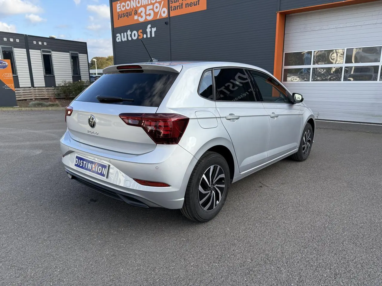 Volkswagen Polo gris Reflet Argent vue 3/4 arrière droit avec vitres surteintées et jantes alliage.