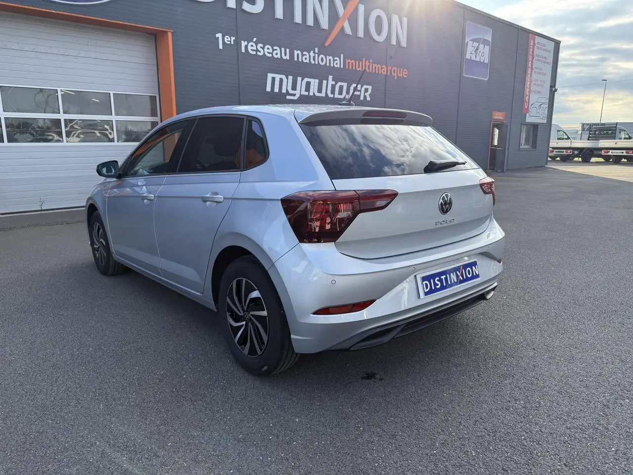 Volkswagen Polo 1.0 TSI gris reflet argent vue 3/4 arrière droit avec vitres surteintées et jantes alliage.