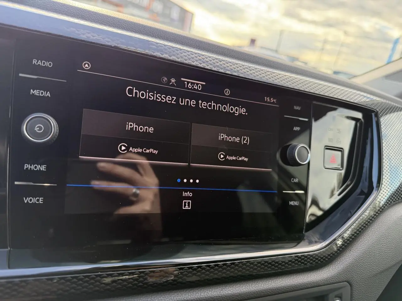 Écran tactile central du tableau de bord de la Volkswagen Polo 2025 affichant le choix de connexion Apple CarPlay.