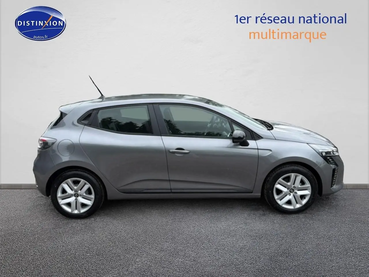 Profil droit de la Renault Clio V gris schiste 2026 avec jantes alliage et feux avant LED distinctifs.
