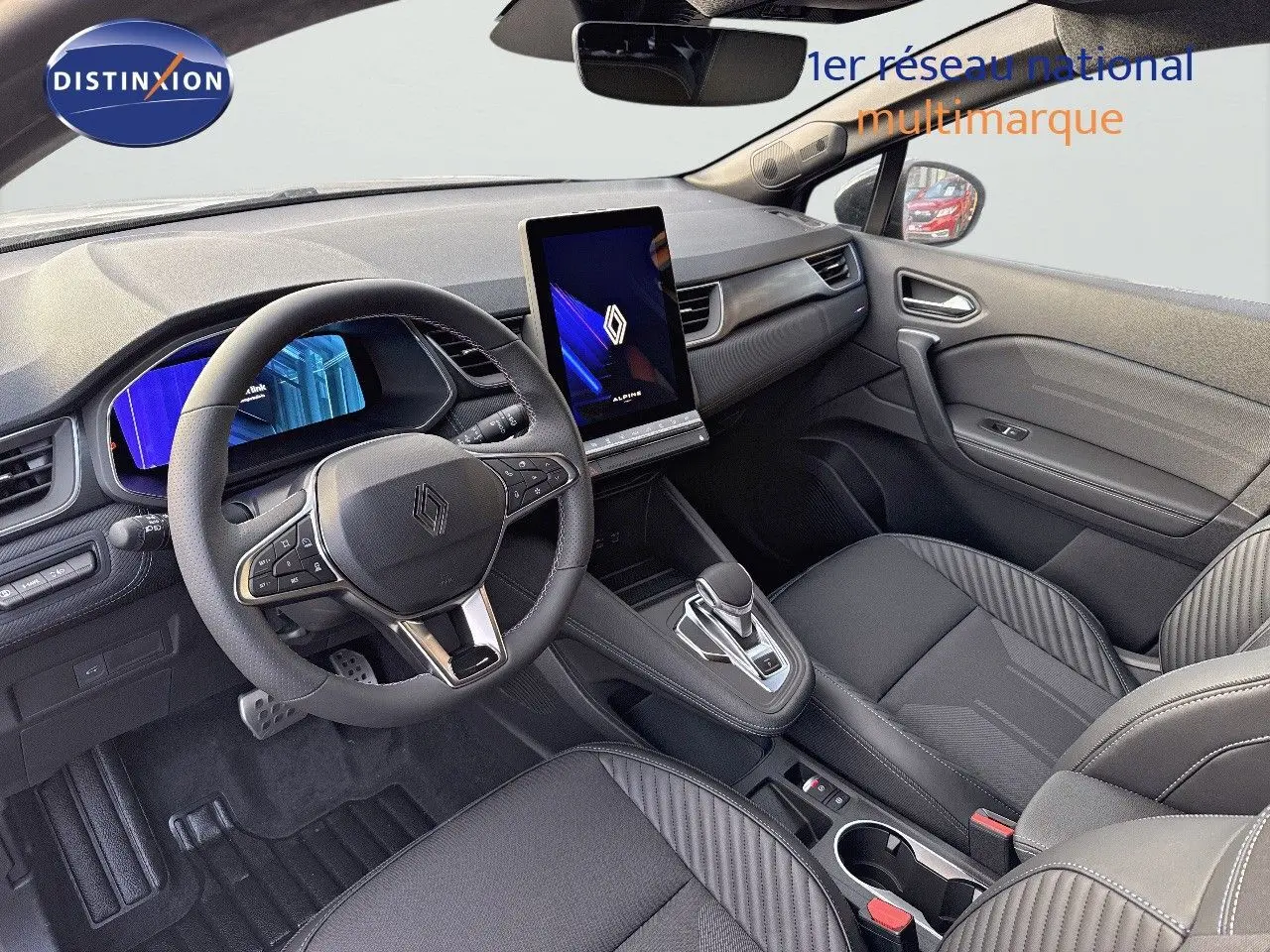 Vue intérieure côté conducteur du Renault SYMBIOZ gris cassiopée, avec tableau de bord digital et écran tactile vertical.