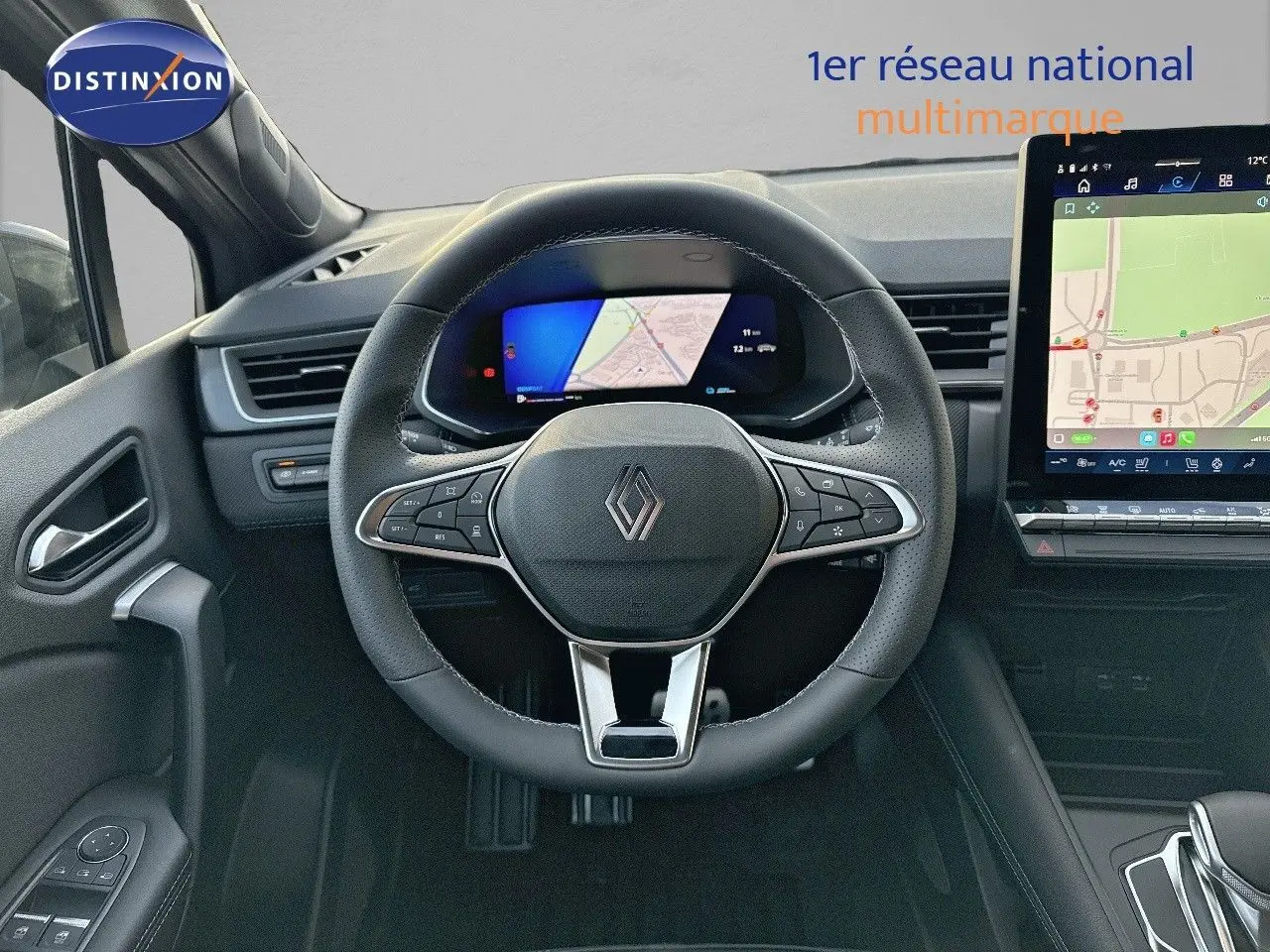 Vue intérieure centrée sur le volant Renault Symbioz 2024 avec tableau de bord numérique et écran tactile GPS.