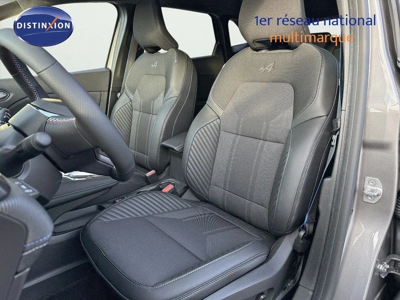 Intérieur avant droit de la Renault Symbioz gris cassiopée, sièges en cuir noir avec logo Alpine brodé.