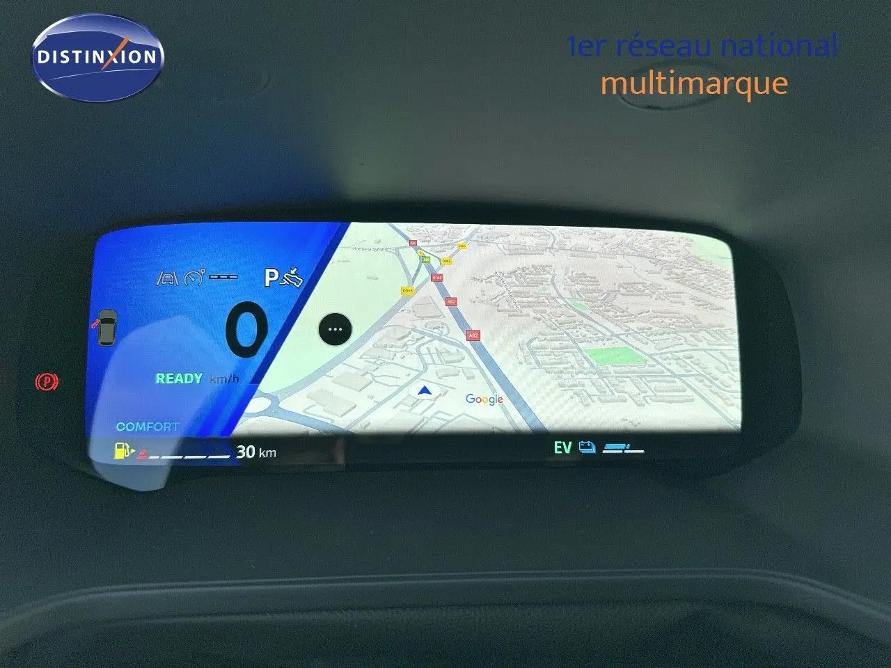 Affichage numérique du tableau de bord Renault Symbioz 2024 montrant la navigation GPS et l'état hybride en mode confort.