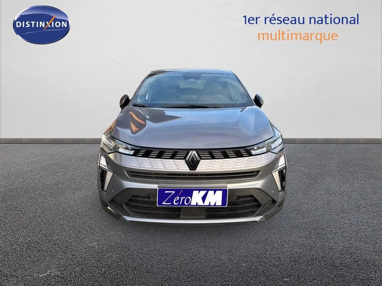 Renault Symbioz gris cassiopée métal vu de face, mettant en valeur sa calandre moderne et ses phares LED fins.