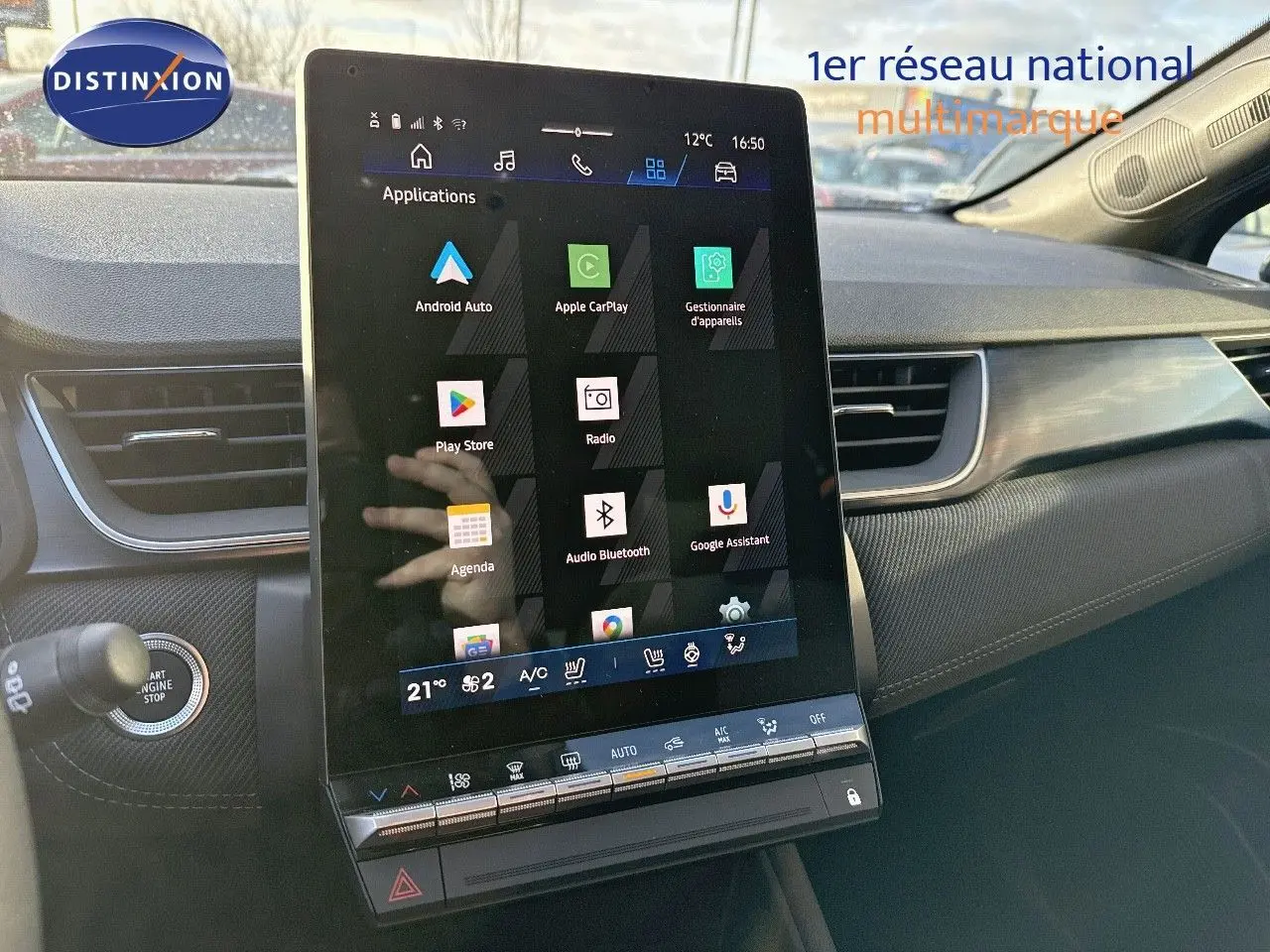 Écran tactile central vertical avec applications connectées dans l'habitacle du Renault Symbioz gris cassiopée, vue côté passager.