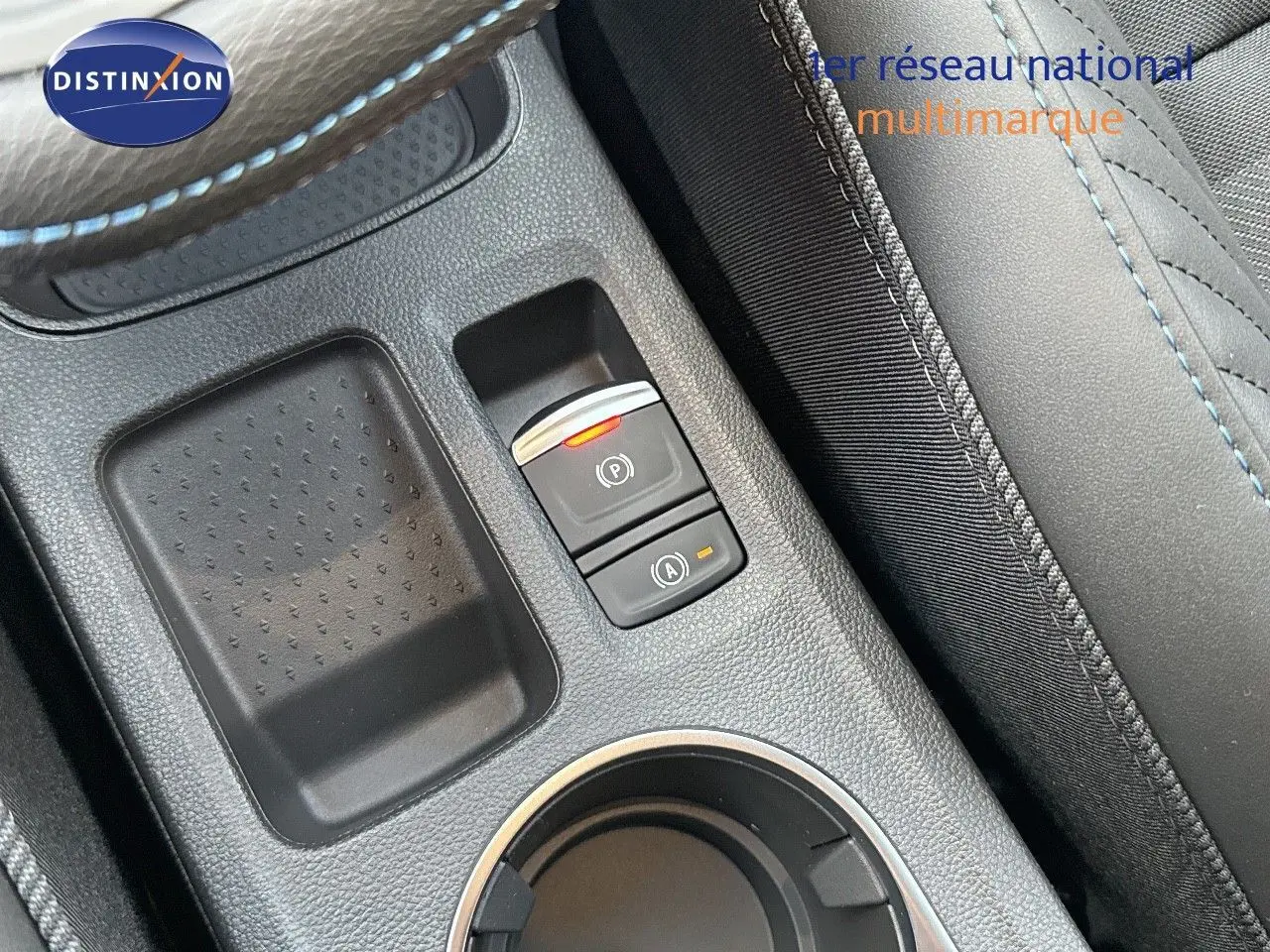 Gros plan sur la console centrale avec frein à main électronique et bouton auto hold du Renault Symbioz 2024.