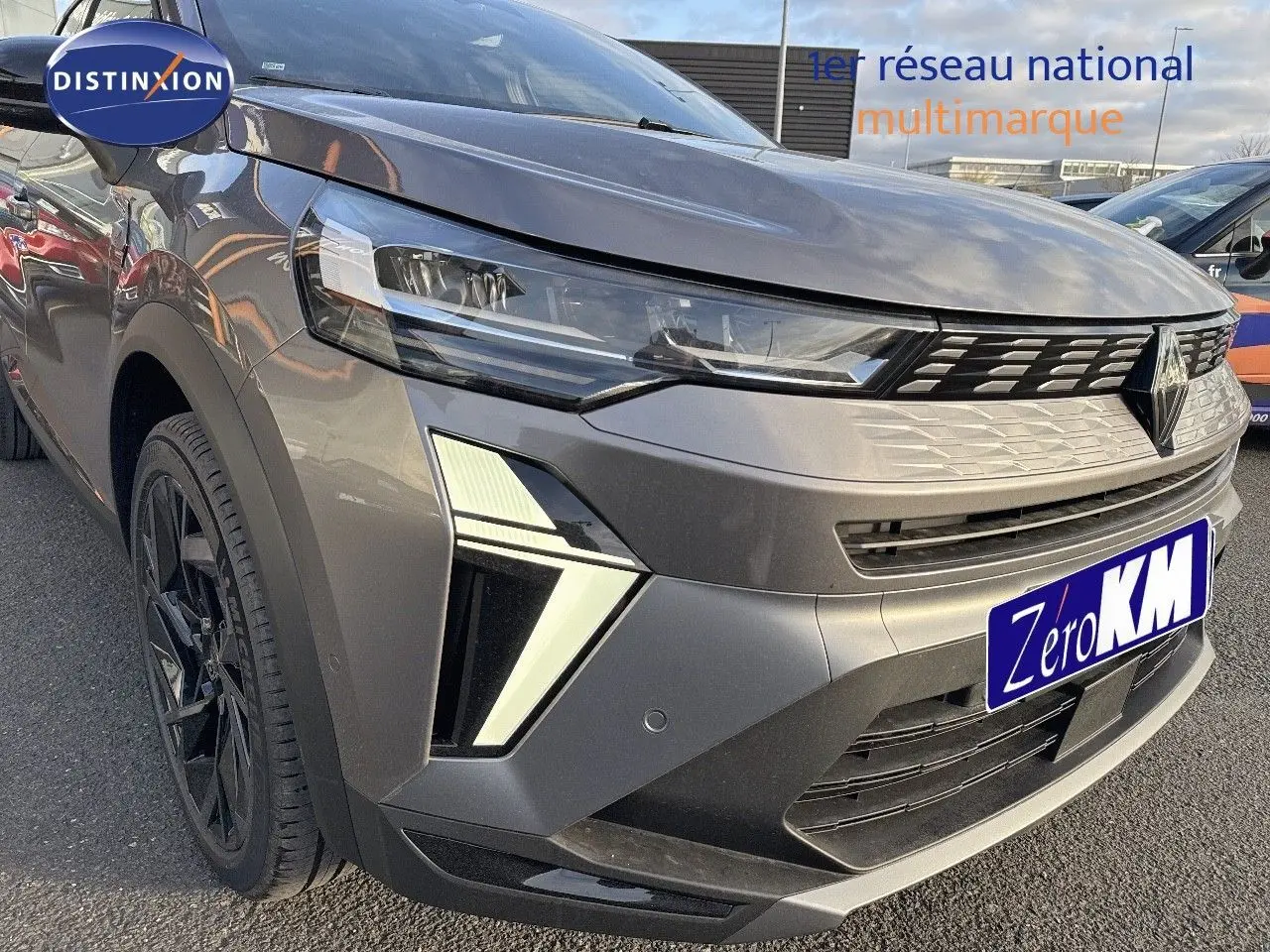 Vue 3/4 avant gauche d'une Renault Symbioz gris cassiopée métal avec phares LED et calandre moderne.