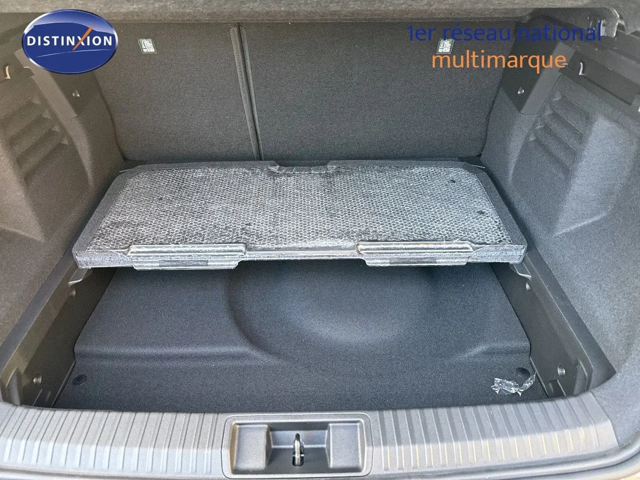 Coffre ouvert de Renault Symbioz gris cassiopée métal, montrant le compartiment de rangement sous plancher.