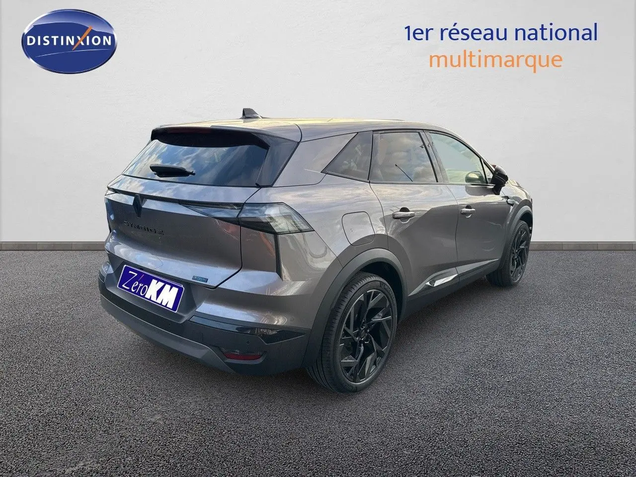 Vue 3/4 arrière droite du Renault Symbioz gris cassiopée métal avec jantes noires et toit foncé.