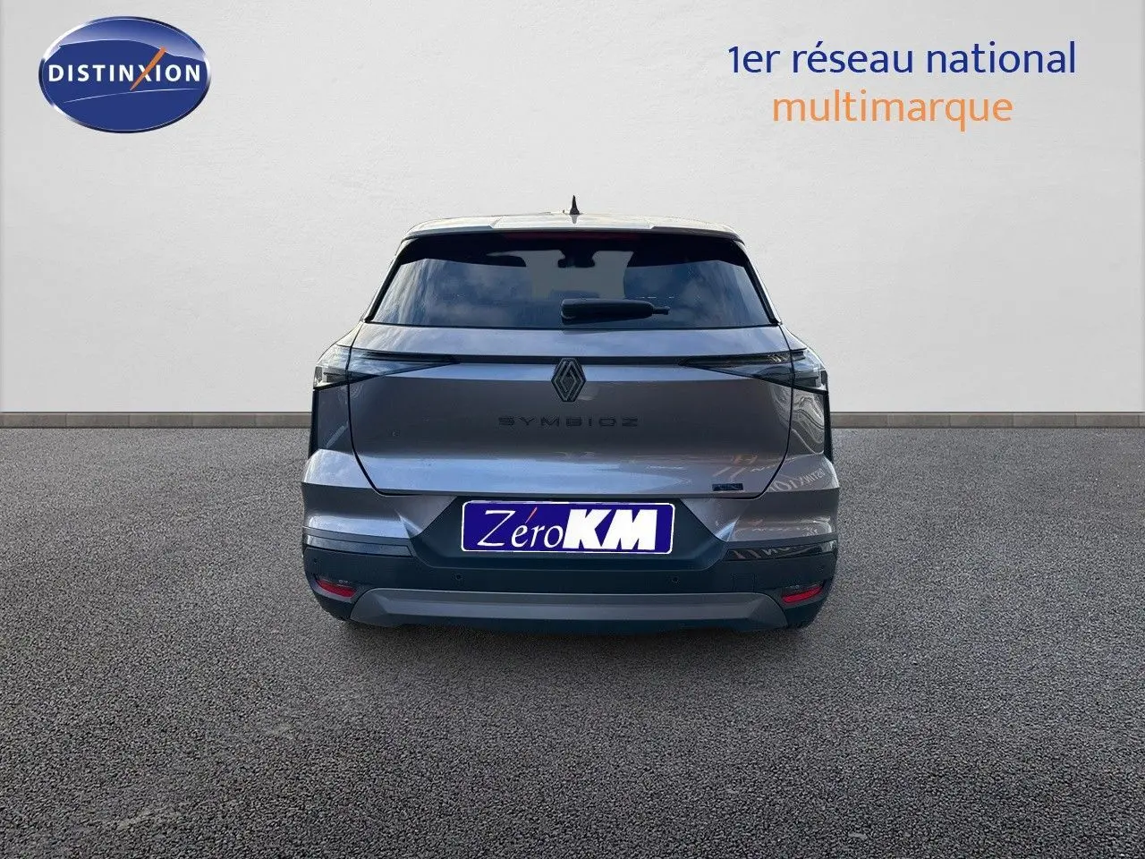 Vue arrière du Renault Symbioz gris Cassiopée métal, soulignant son design épuré et ses feux LED intégrés.