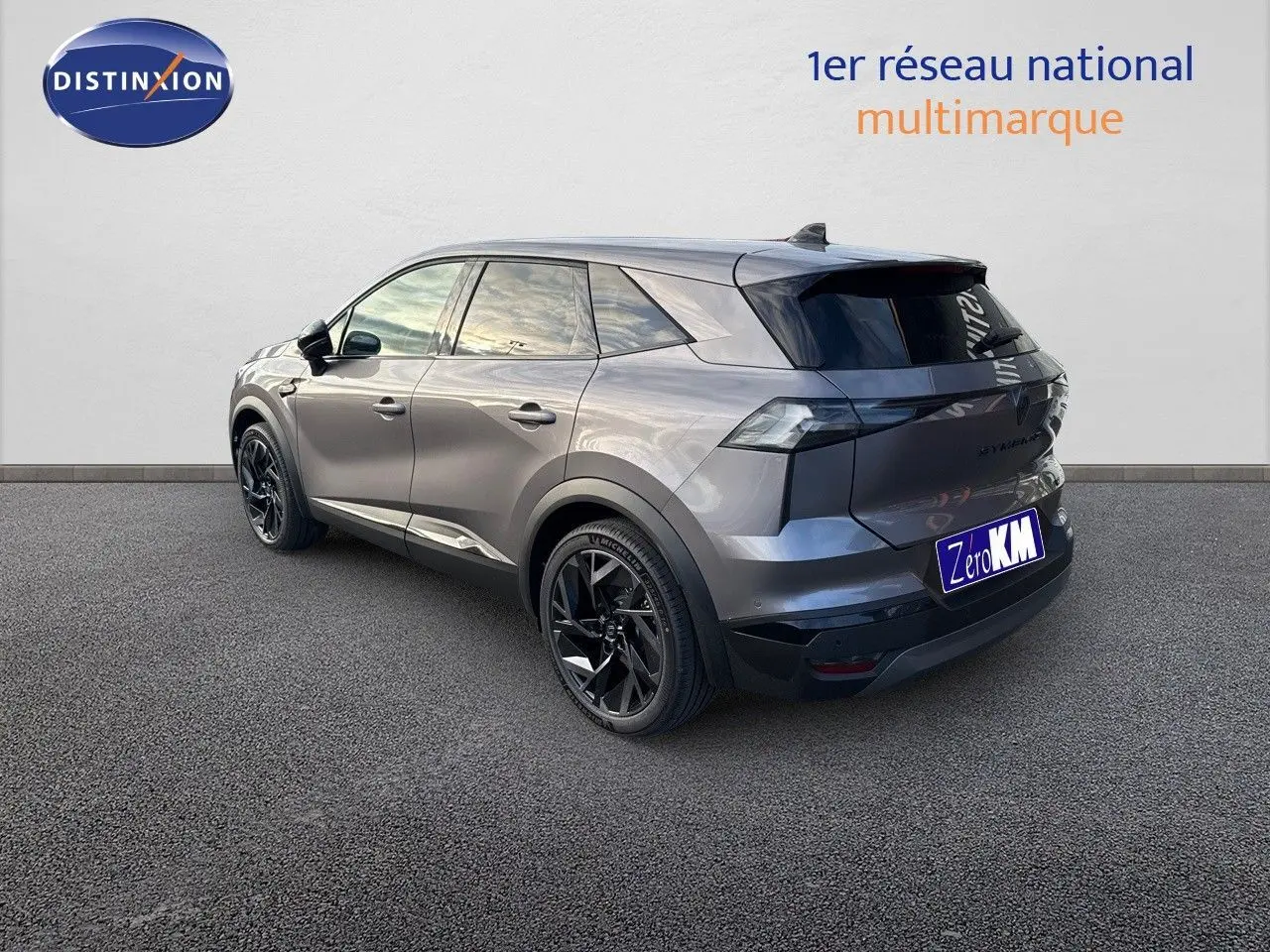 Renault Symbioz gris cassiopée métal vu en 3/4 arrière droit avec jantes noires et vitres teintées.